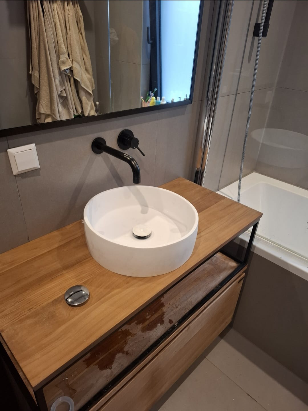 Design wastafel met houten meubel